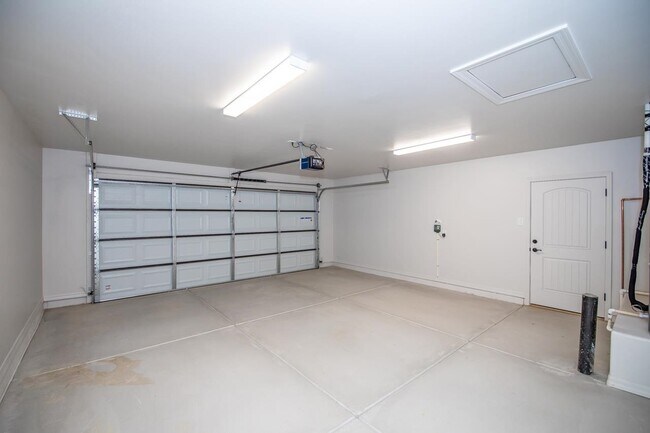 Building Photo - 12527 E 49th Dr
