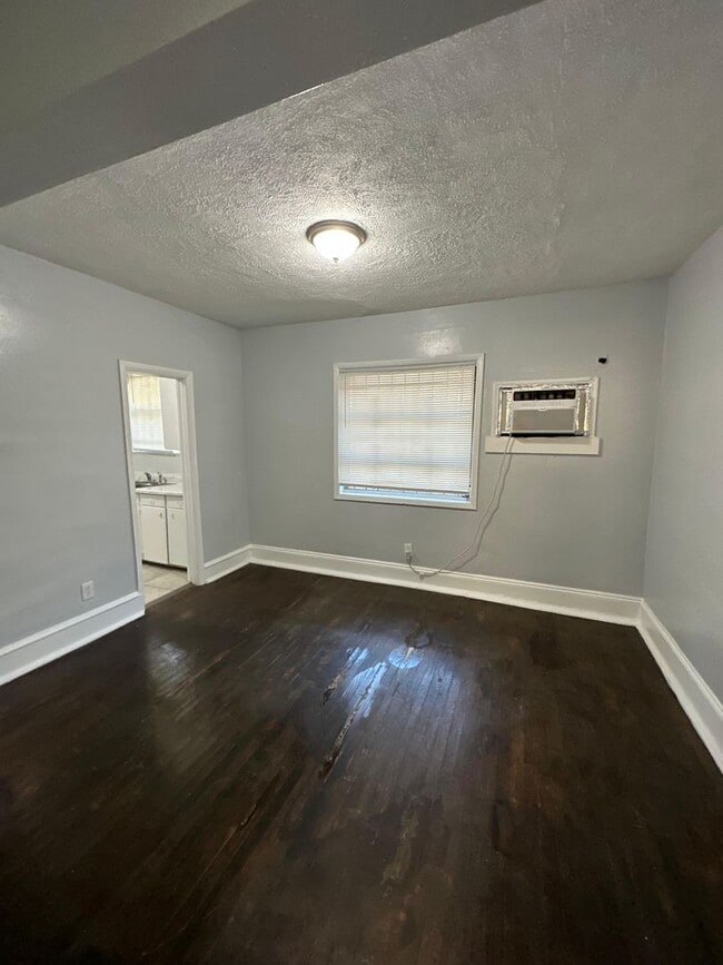 Building Photo - Fully Renovated 2/1 Single Family Ready to Move In!!!