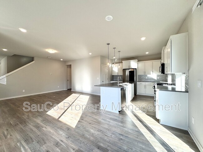 Building Photo - 6648 SE Genrosa St