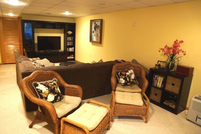 Building Photo - 402 Bollen Ct