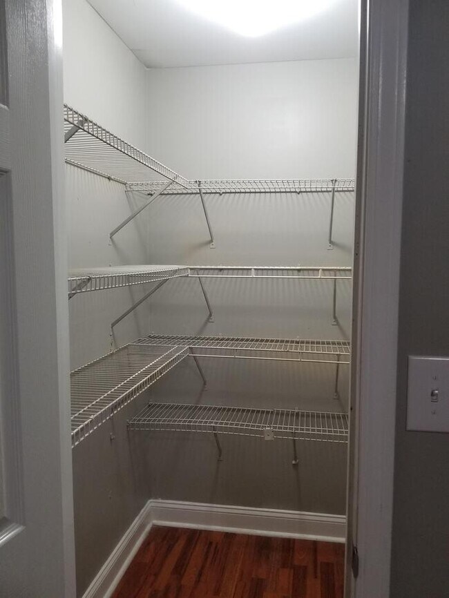 Building Photo - 557 Rustwood Dr