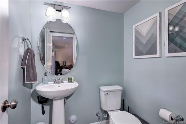 Building Photo - 3 Level Town home with 3 bedrooms and a bonus