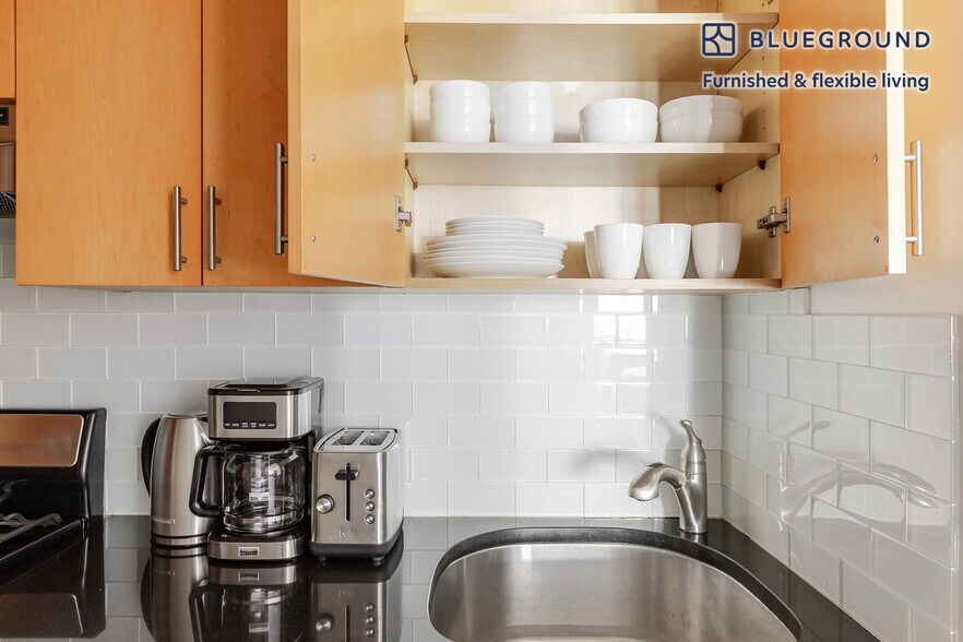 Building Photo - 330 E 46th St