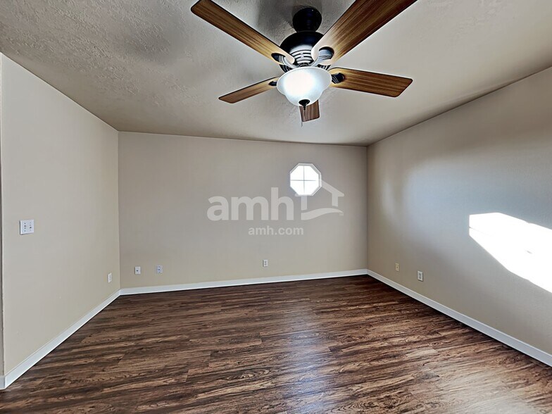 Building Photo - 584 N Nebula Ave