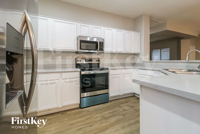 Building Photo - 601 W Elm Ln