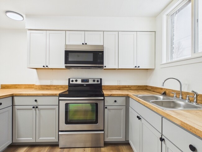 Building Photo - 829 17th Ave