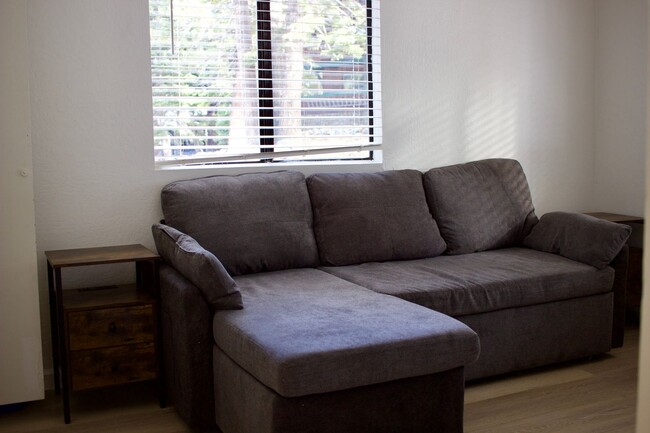 Building Photo - Charming 2 Bedroom, 1 Bath Private Single-...