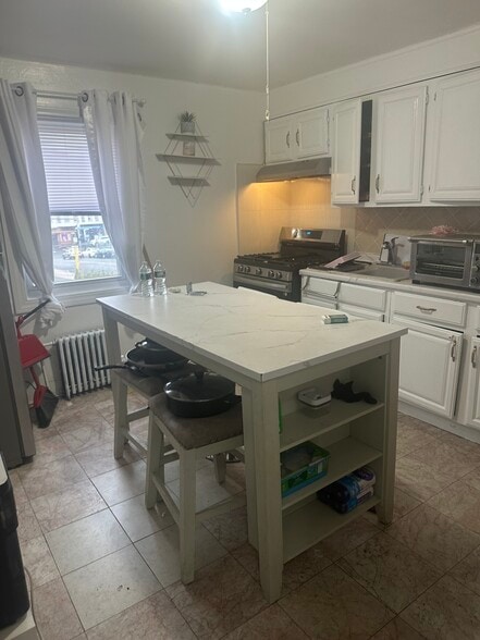 Building Photo - 21 Drake Ave