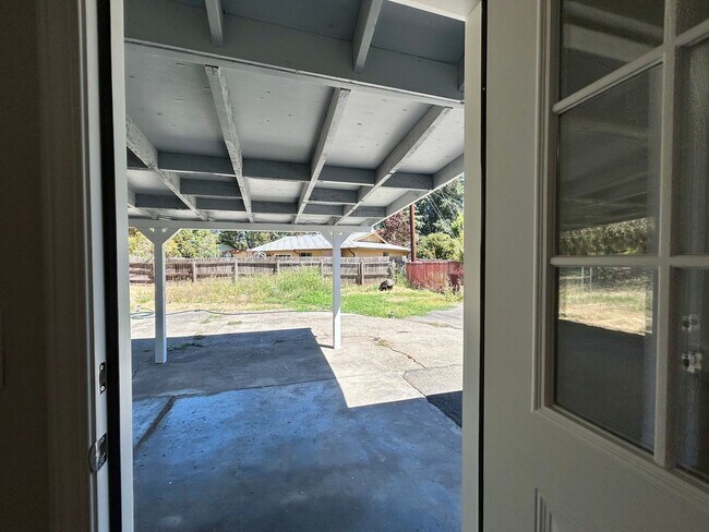 Building Photo - Freshly Updated 3 Bedroom Home with Garage, Fenced Yard & Covered Patio!