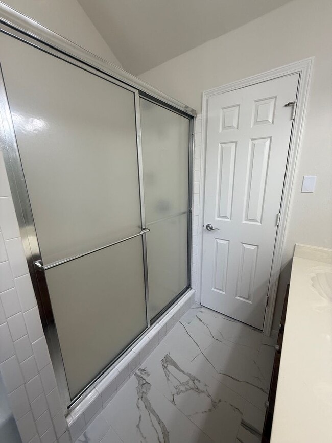 Building Photo - Garden Home