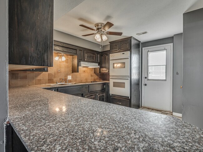 Building Photo - 2520 SW 68th St