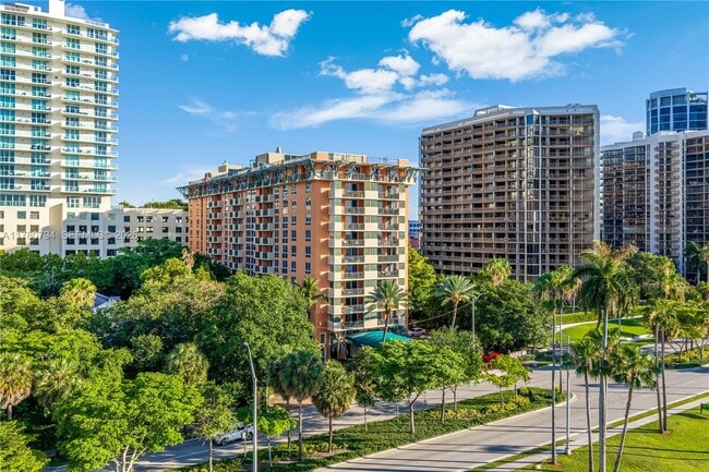 Building Photo - 2951 S Bayshore Dr