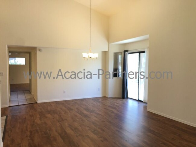 Building Photo - Three Bedroom in Silverado Hills