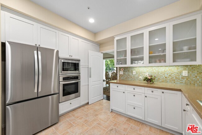 Building Photo - 682 Palisades Dr