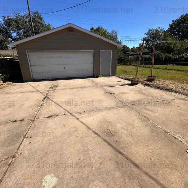 Building Photo - $1200 – 3 Bed + Bonus Room, 1 Bath | Singl...