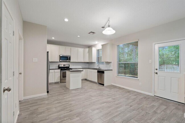 Building Photo - 18 N Queenscliff Cir