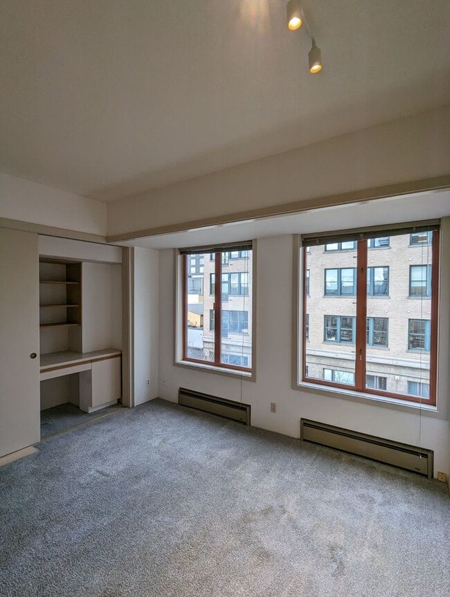 Building Photo - Adorable One Bedroom Seattle Condo in Unbeatable Location - Walk to Pike Place Market!