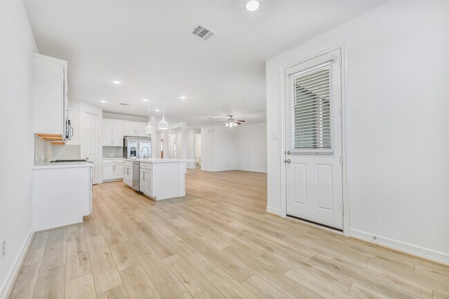 Building Photo - 4116 Silver Fls