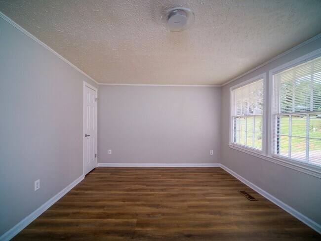 Building Photo - "Charming 3-Bedroom Retreat in Kings Mountain - Cozy 1050 sqft Home!"