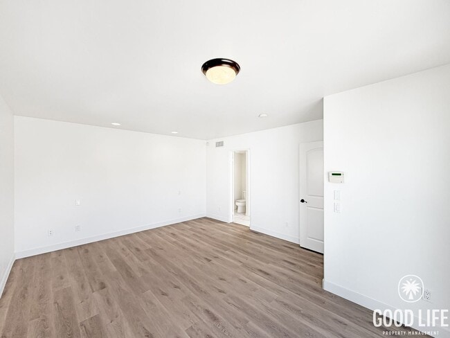 Building Photo - Stunning 3BD/3BA W/ A/C, Attached Garage, and In-Unit Laundry in Pacific Beach!