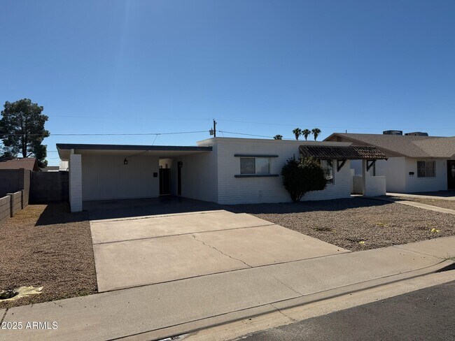 Building Photo - 153 E Hoover Ave