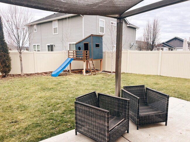 Building Photo - 16848 N Breeds Hill Ave