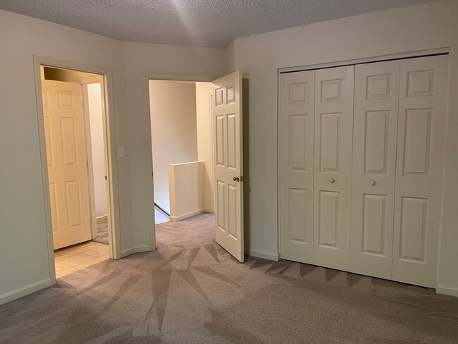 Building Photo - Beautiful 2-Bedroom Townhome in a Prime Location!