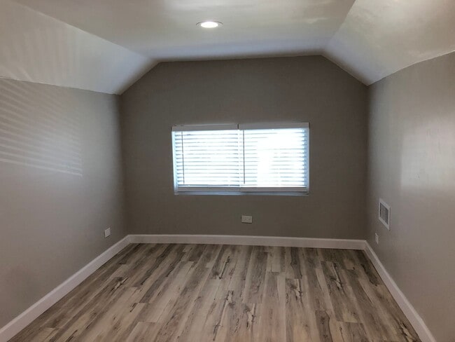 Building Photo - Large remodeled 4bed/2bath close to schools and transportation!