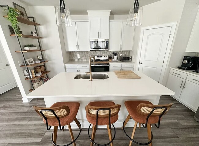 Building Photo - Spacious 4 Bedroom Home with Main-Level Primary and 2-Car Garage