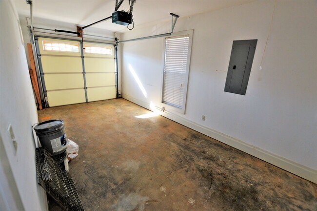 Building Photo - 2027 Rossburg Pl