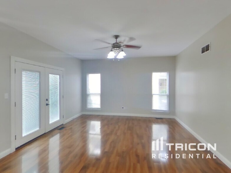 Building Photo - 621 Summer Stone Dr