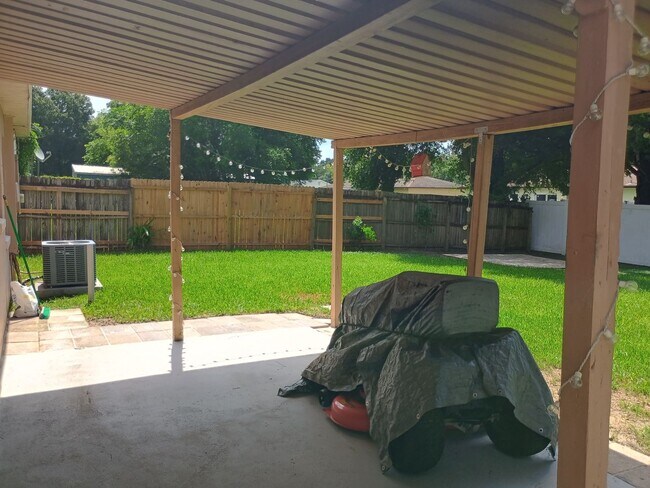 Building Photo - 4 bedroom 2 bathroom House- fenced in yard