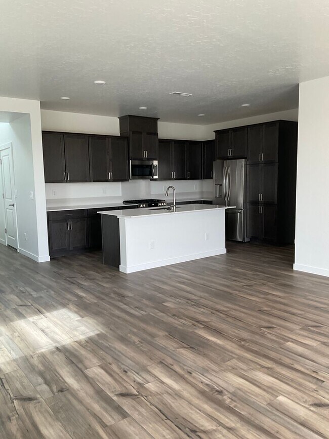 Building Photo - PRICE DROP - Beautiful New home in Eagle Ridge