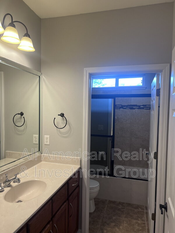 Building Photo - 105 Par Ct