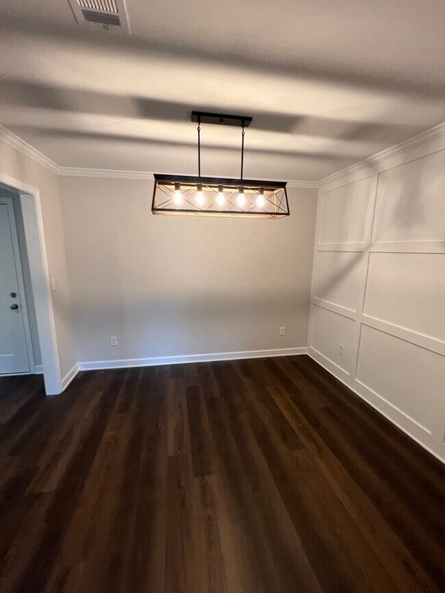 Building Photo - FIRST MONTH'S RENT FREE!