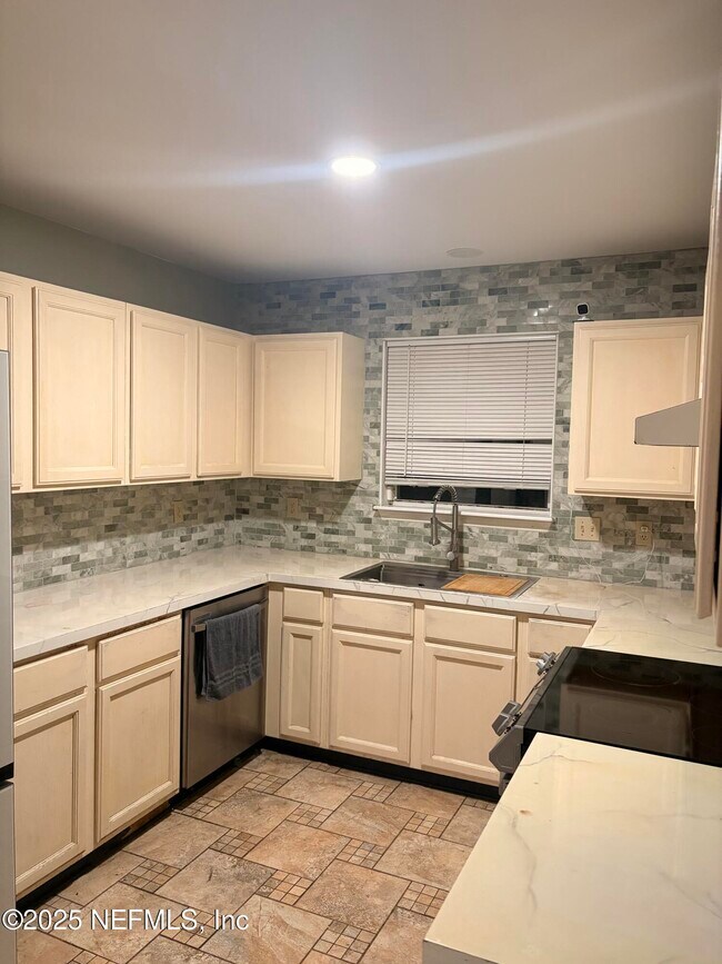 Building Photo - 3317 Cancun Dr E