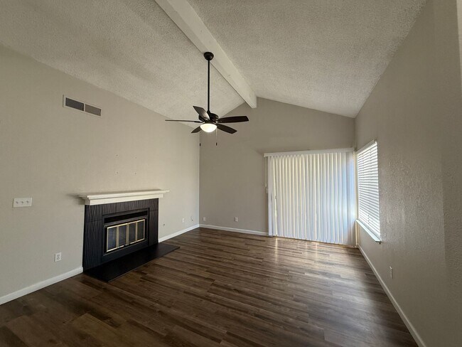 Building Photo - Must see! 2-bedroom, 2-bathroom single-sto...