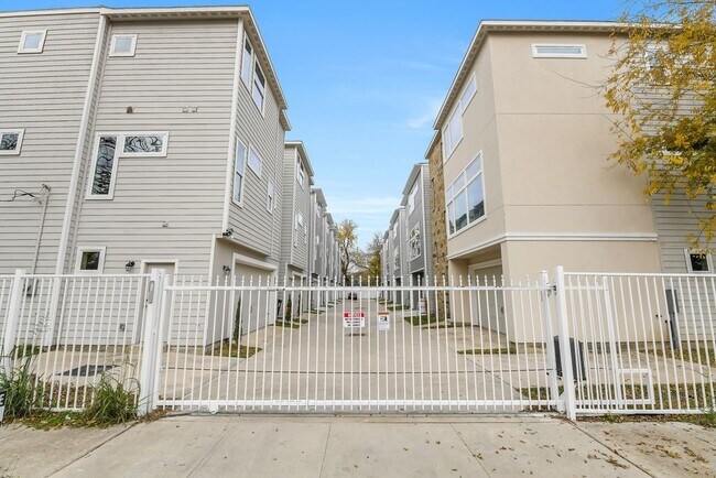 Building Photo - 4013 St Augustine St