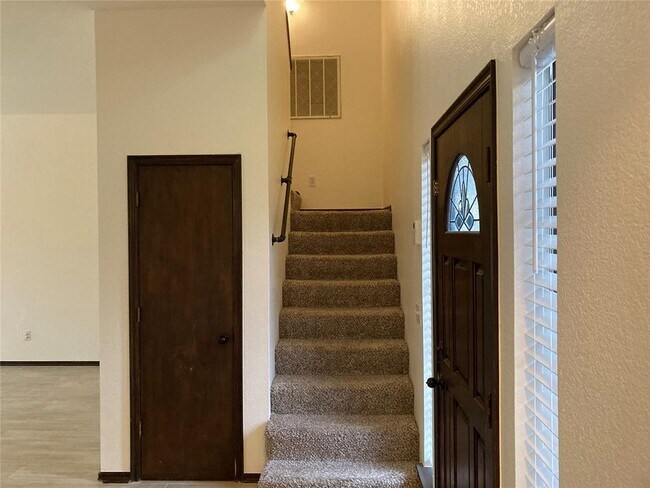 Building Photo - 405 Rhoades Ct