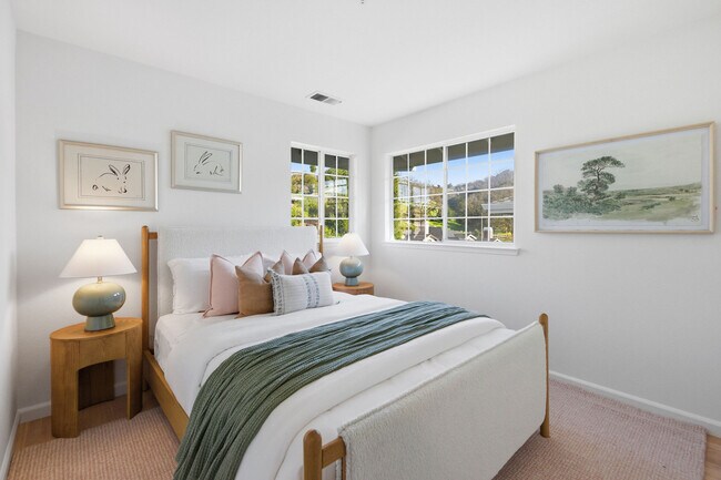 Building Photo - 15 Aaron Dr