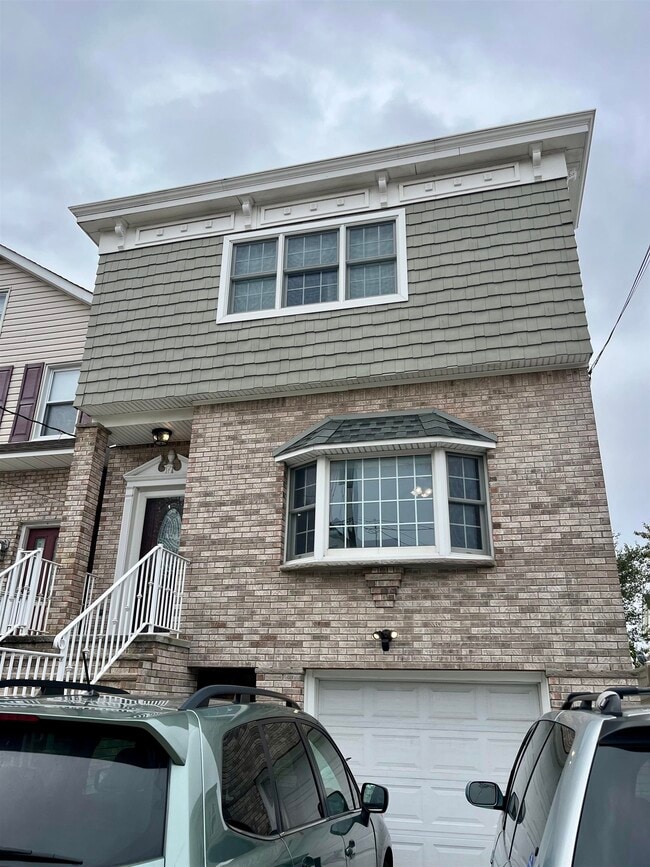 Building Photo - 16 E 44th St