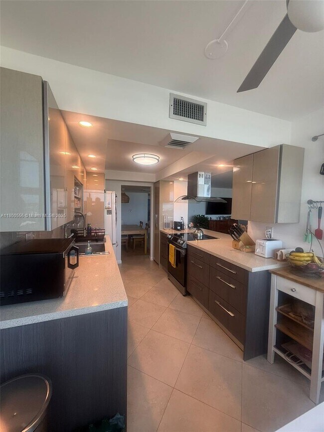 Building Photo - 18021 Biscayne Blvd