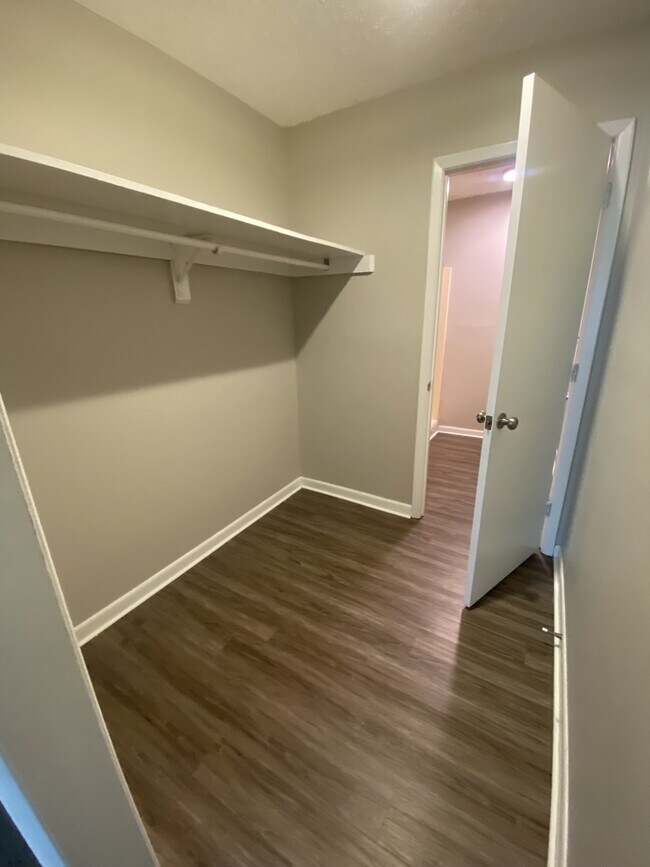 Building Photo - 843 Applewood Ln