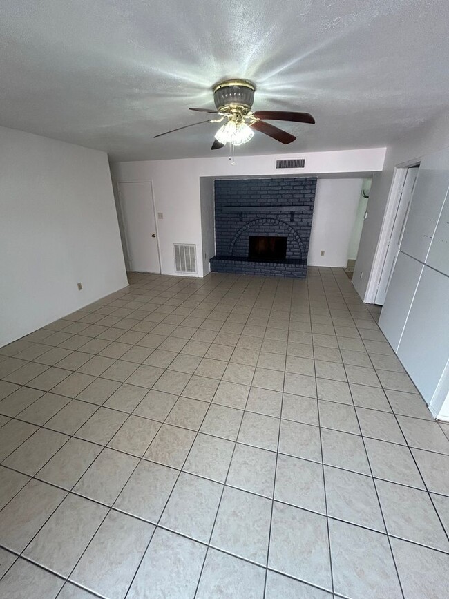 Building Photo - Step inside and be captivated by the warmth of this House!