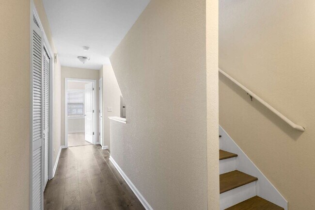 Building Photo - Coastal Comfort Awaits: Spacious 3-Bed, 3-Bath Townhouse in Surf City!