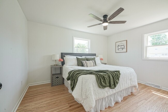 Building Photo - 411 Greenview Dr