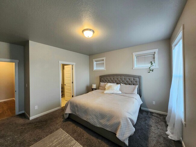 Building Photo - Charming 3-Bedroom, 2-Bath Home with Spaci...