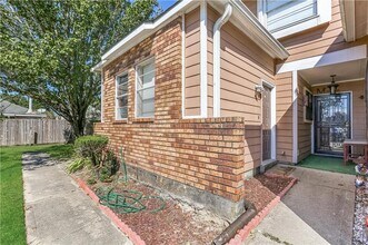 Building Photo - 701 Fairfax Dr