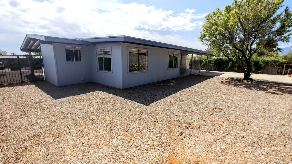 Easy to maintain backyard. Primarily gravel. - 539 Mallard Cir W