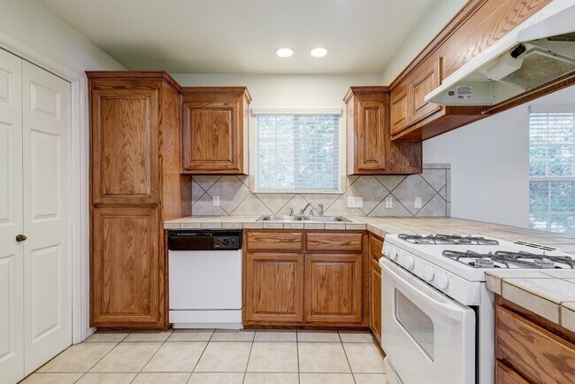 Building Photo - 106 E 46th St